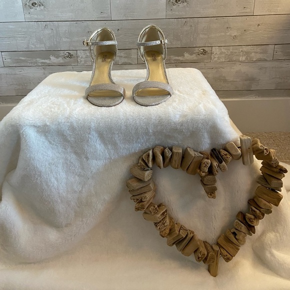 Beautiful Michael Kors Champagne Heels - Picture 2 of 9